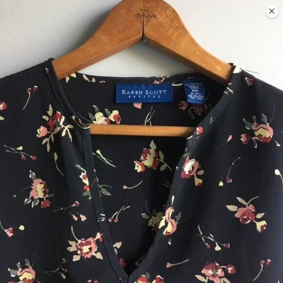 LAST CHANCE Bundle of 4 floral tops! - Picture 14 of 16